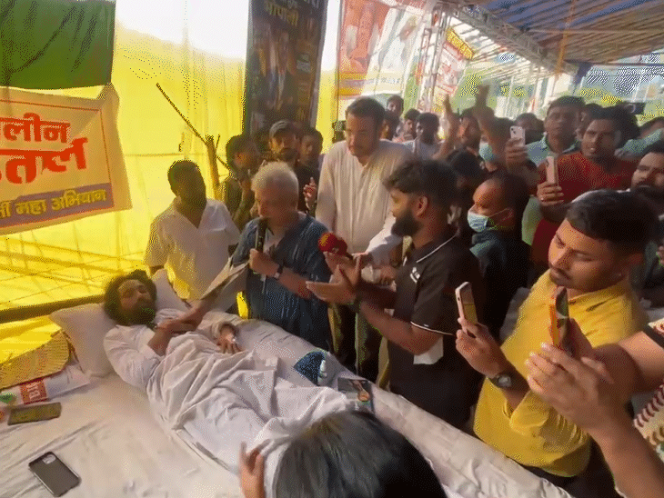 Actor Piyush Mishra met Devendranath Mahto, who is on a hunger strike. During this, he encouraged the students by singing 'Aarambh Hai Prachand'.
