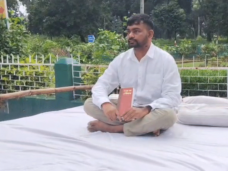 In support of the students, JLKM MLA Jairam Mahto observed a one-day fast on Sunday.