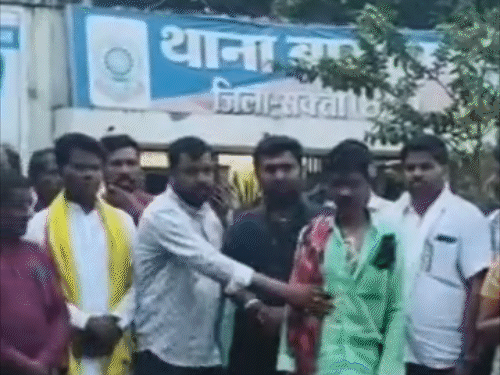 शनिवार रात घर वालों ने थाने का घेराव कर दिया।