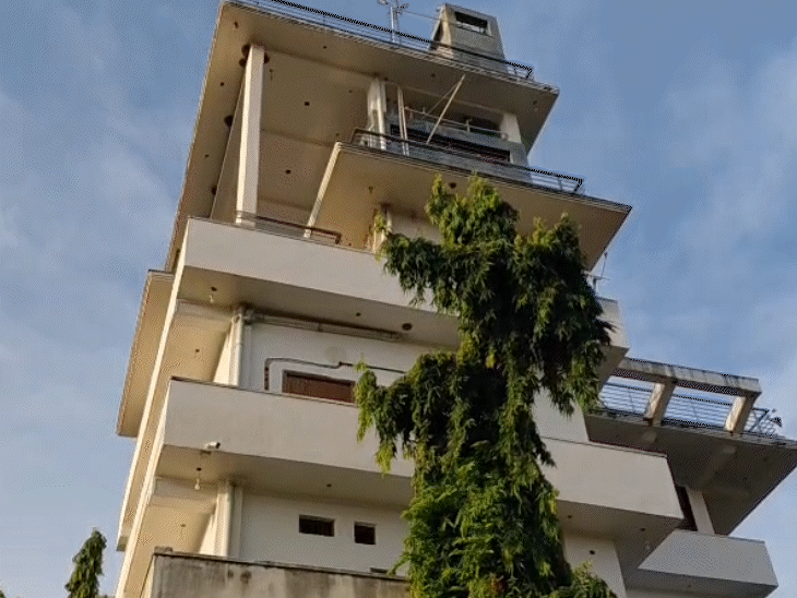 आरोपी मनीष गुप्ता के आलिशान परमेश्वरी भवन के बाहर का दृष्य।