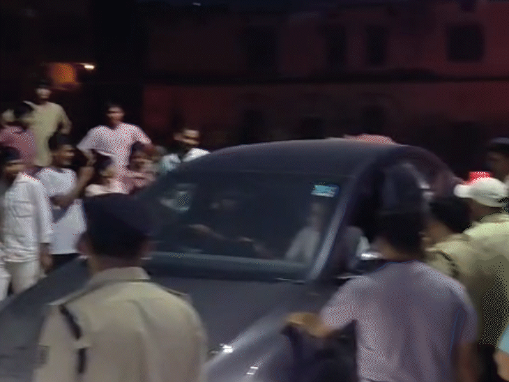 आरोपी मनीष को गिरफ्तार कर ले जाती पुलिस।
