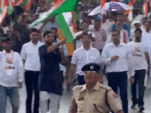 तिरंगा यात्रा में बड़ी संख्या में लोग शामिल हुए। वे हाथों में तिरंगा लहराते चल रहे थे।