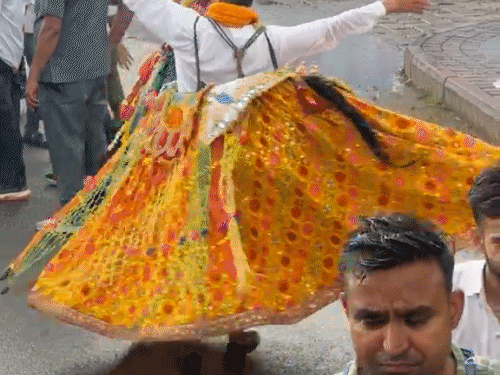 तिरंगा यात्रा के दौरान कच्छी घोड़ी डांस करता फोक आर्टिस्ट।