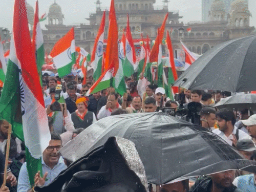 सीएम भजनलाल शर्मा और केंद्रीय मंत्री जेपी नड्‌डा बारिश के बीच हाथ में तिरंगा लेकर चले।