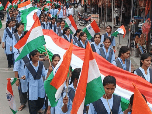 तस्वीर राजसमंद के आमेट की है। यहां 1100 से ज्यादा स्टूडेंट्स ने 500 मीटर लंबे तिरंगा के साथ यात्रा निकाली।