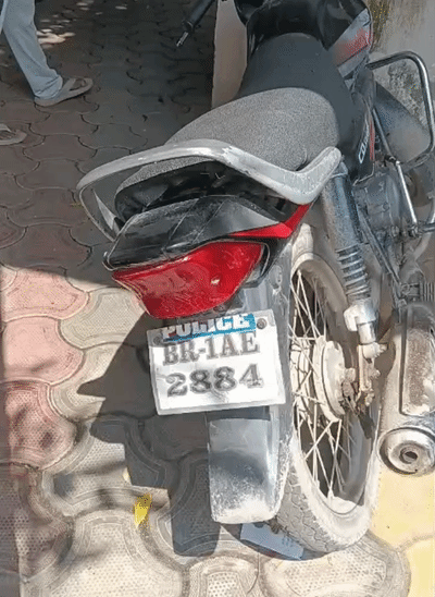 जिस बाइक से एक्सीडेंट हुआ है, उस पर पुलिस का स्टिकर लगा है।