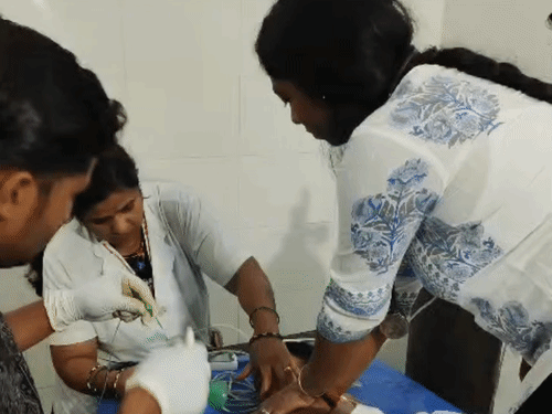 हादसे के बाद अस्पताल में बच्चे को CPR देकर बचाने की कोशिश की गई।