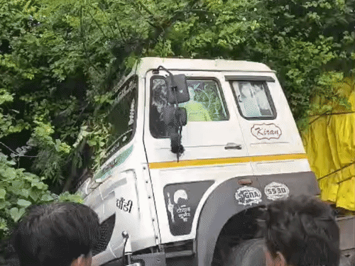 इसी कंटेनर ने परिवार को रौंदा है।