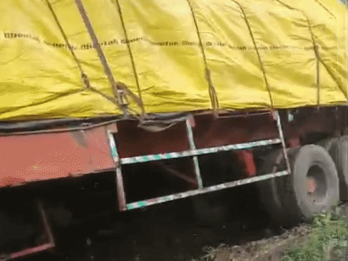 हादसे के बाद मौके पर लोगों की भीड़ जुट गई।