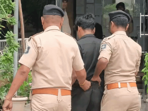 पुलिस ने आरोपी को रविवार सुबह हेबतपुर इलाके से गिरफ्तार किया।