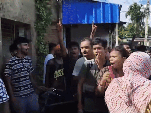 ममता उत्तर 24 परगना जिले में एक टीएमसी कार्यकर्ता की मौत के बाद उसके परिवार से मिलने जा रहीं थीं। - Dainik Bhaskar