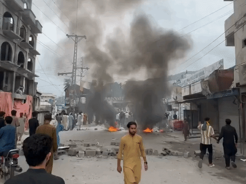 पीओके में रविवार को विरोध प्रदर्शन के दौरान प्रदर्शनकारियों ने रास्तें में आग लगा दी।