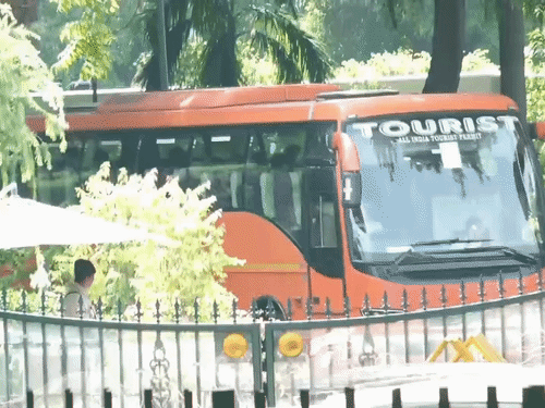 PM आवास के अंदर जाती खिलाड़ियों की बस।