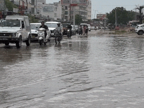 सड़कों पर बारिश का पानी जमा होने के साथ ही कई जगहों पर गंदा पानी भी भर जाता है।