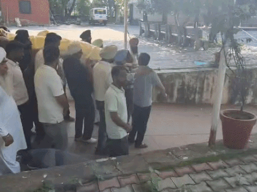 गुरसेवक के शव को अंतिम संस्कार के लिए ले जाते हुए।
