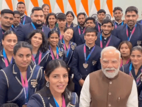 दिल्ली में पीएम नरेंद्र मोदी के साथ सेल्फी लेते खिलाड़ी। भिवानी के धनाना गांव की रहने वालीं साक्षी चौधरी ने 2026 ग्लासगो कॉमनवेल्थ गेम्स में महिलाओं की 51 किलोग्राम बॉक्सिंग कैटेगरी में गोल्ड मेडल जीता है। - Dainik Bhaskar