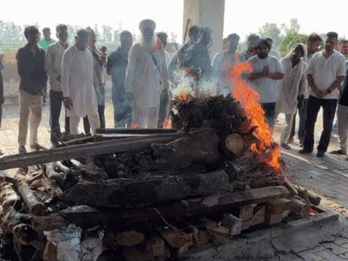 जुंडला गांव के शमशान घाट में कृष्ण कुमार का अंतिम संस्कार किया गया।