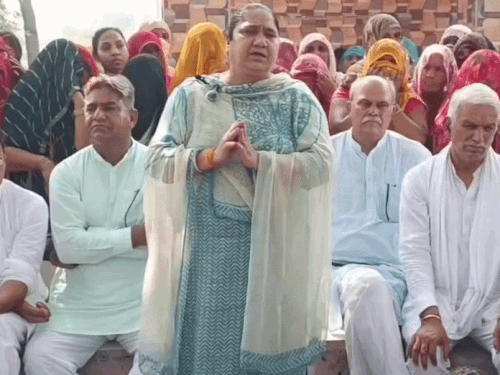 पंचायत में एसएचओ को फटकार लगातीं बीजेपी विधायक बिमला देवी।
