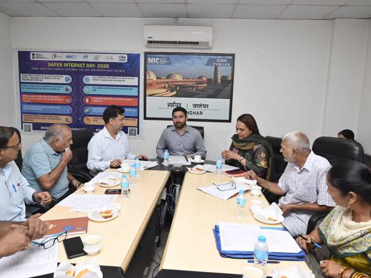 अफसरों के साथ बैठक करते डीसी वरजीत वालिया।