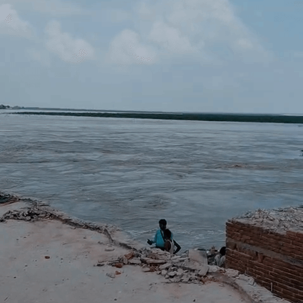 ग्रामीणों के पूरे-पूरे मकान गंगा में बह गए।