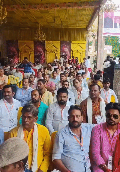 राष्ट्रीय अधिकार पार्टी कार्यकर्ता सम्मेलन मे पहुंचे पदाधिकारी और कार्यकर्ता।