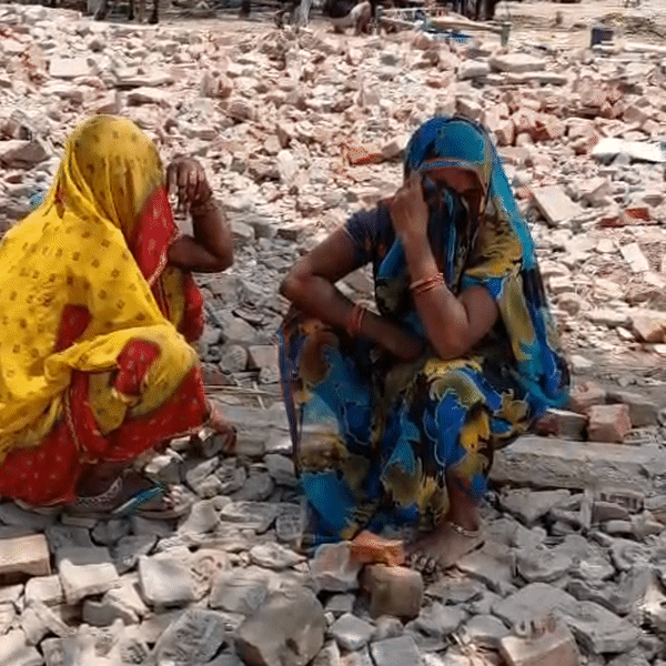 गंगा में अपने घर बह जाने के बाद सड़क पर बैठकर महिलाएं रोती रहीं।