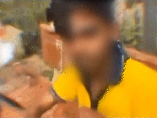 पीड़ित छात्र के साथ लात-घूंसों और थप्पड़ों से मारपीट की।