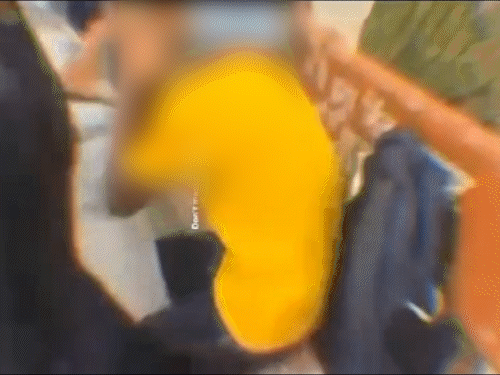 आरो है कि बाहर से आए लड़कों ने एक के बाद एक थप्पड़ जड़े।