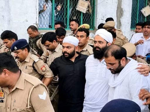 प्रयागराज में शनिवार को अतीक के बेटे अबान के अंतिम संस्कार में उसके जेल में बंद दो बेटे उमर और अली शामिल हुए थे।