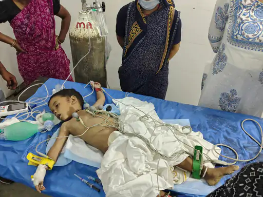 मासूम को गंभीर हालत में अस्पताल में लाया गया।