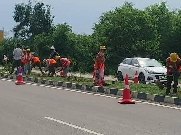 NH-44 पर डिवाइडर अधिकांश जगहों से खाली हो गए हैं। (फाइल फोटो) - Dainik Bhaskar