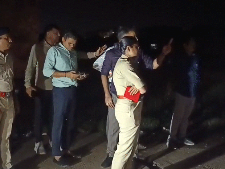 चार युवकाें की डूबने की सूचना के बाद मौके पर पुलिस पहुंची।