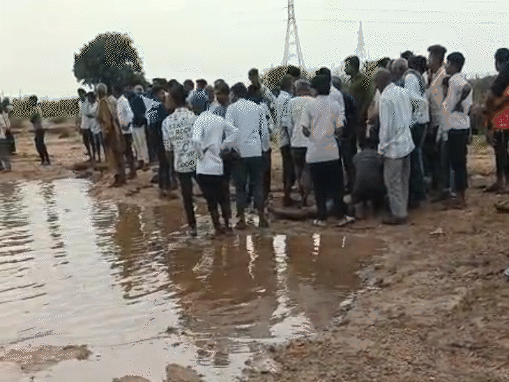 गुजरात के सुरेंद्रनगर जिले के वधवान के नागरा गांव में 7 अगस्त को उमैया नदी में डूबने से मौत चार दोस्तों की मौत हो गई।