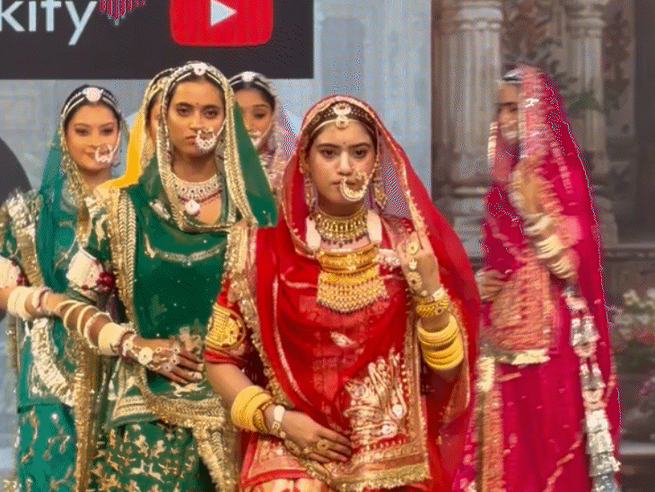 राजस्थानी ड्रेस में रैंप वॉक करते हुए मॉडल्स।