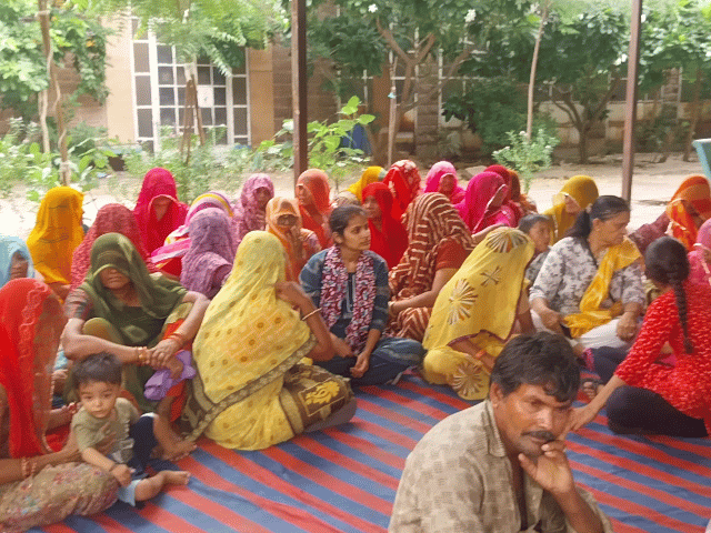 मॉर्च्युरी के बाहर धरने में महिलाएं भी मौजूद हैं।