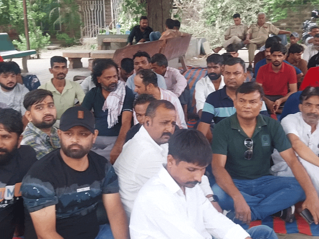 महात्मा गांधी अस्पताल की मॉर्च्युरी के बाहर धरने पर बैठे परिजन और समाज के लोग।