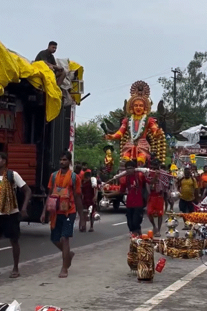 मेरठ में भक्त ने ‘कांतारा’ फिल्म की थीम पर कांवड़ सजाई है।