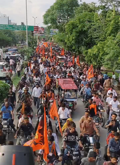 बरेली की सड़कों पर कांवड़ियों का सैलाब है। शिवभक्त हर-हर महादेव के जयकारे लगाते हुए आगे बढ़ रहे हैं।