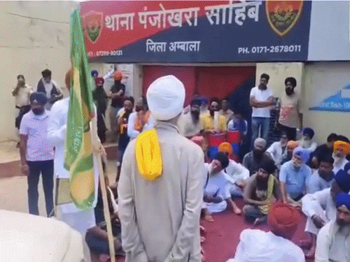 गुरसिमरन मंड को पीटने के मामले में हिरासत में लिए युवकों को छुड़ाने के लिए घेरा थाना। - Dainik Bhaskar