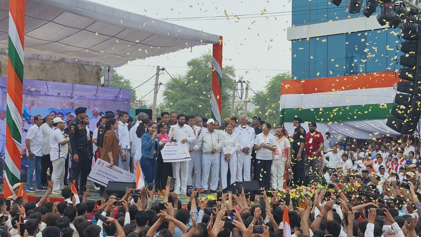 नारनौल में हॉफ मैराथन के विजेताओं को सम्मानित करते हुए सीएम नायब सैनी।
