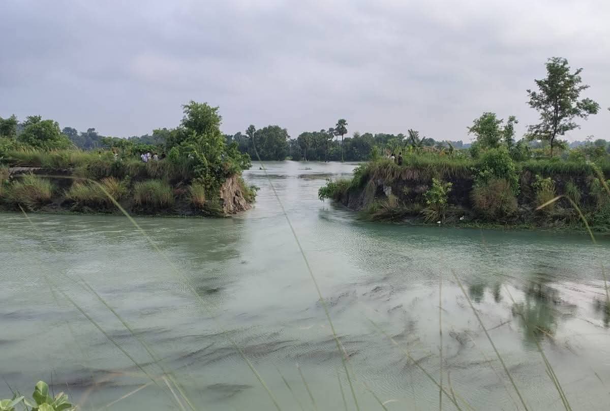 तिरहुत मुख्य नहर बांध का एक हिस्सा टूट गया है।