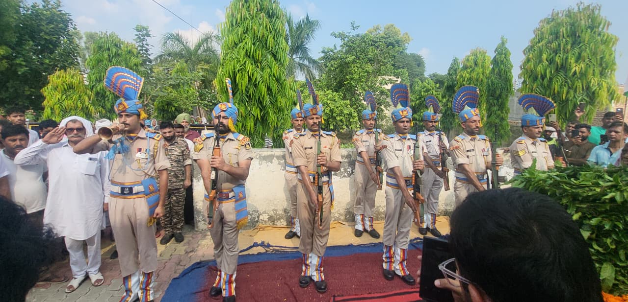 CRPF जवानों ने कृष्ण कुमार को अंतिम संस्कार के दौरान सलामी दी।