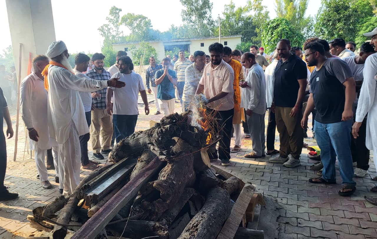 बेटे आदित्य ने पिता कृष्ण कुमार को मुखाग्नि दी।