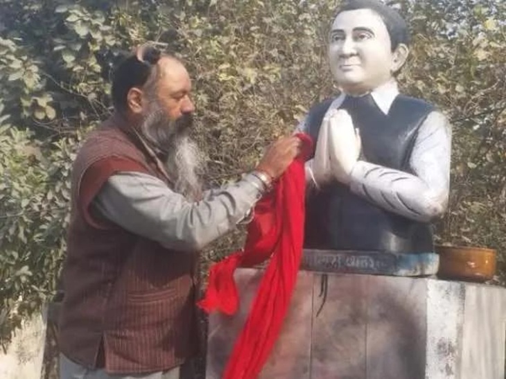 पूर्व पीएम राजीव गांधी की प्रतिमा को पगड़ी से साफ करते हुए मंड।- फाइल फोटो