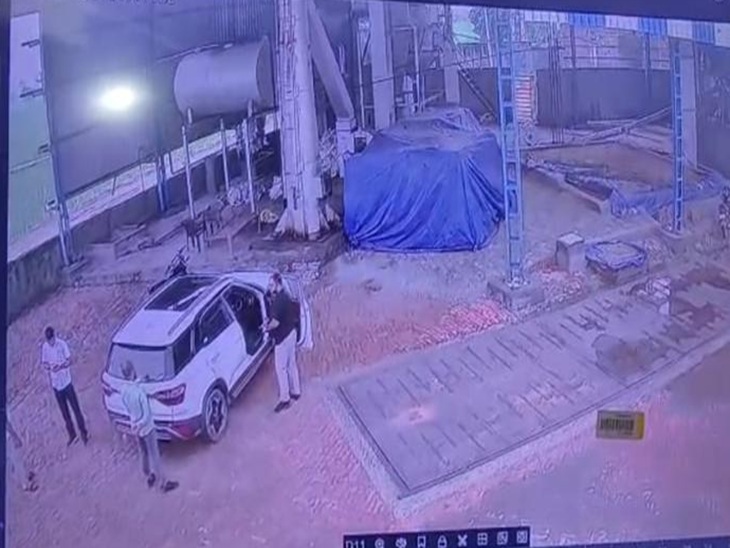 सीसीटीवी फुटेज में जांच के लिए मिल पहुंची टीम।