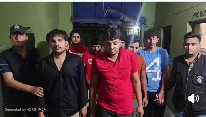 पुलिस की ओर से पकड़े गए नौ आरोपी।