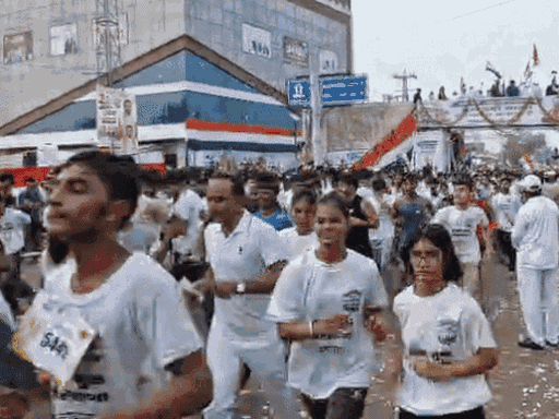 नारनौल में दौड़ लगाते बच्चे-युवा।