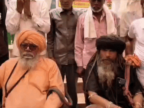 अंबेडकर चौक पर धरना देकर बैठे महंत रमेश नाथ व अन्य।