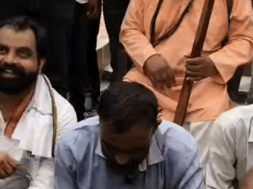 धरने के दौरान सामाजिक संगठनों के सदस्य।