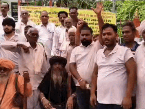 रोहतक के अंबेडकर चौक पर धरना देकर बैठे रमेश नाथ व अन्य संगठनों के सदस्य। - Dainik Bhaskar